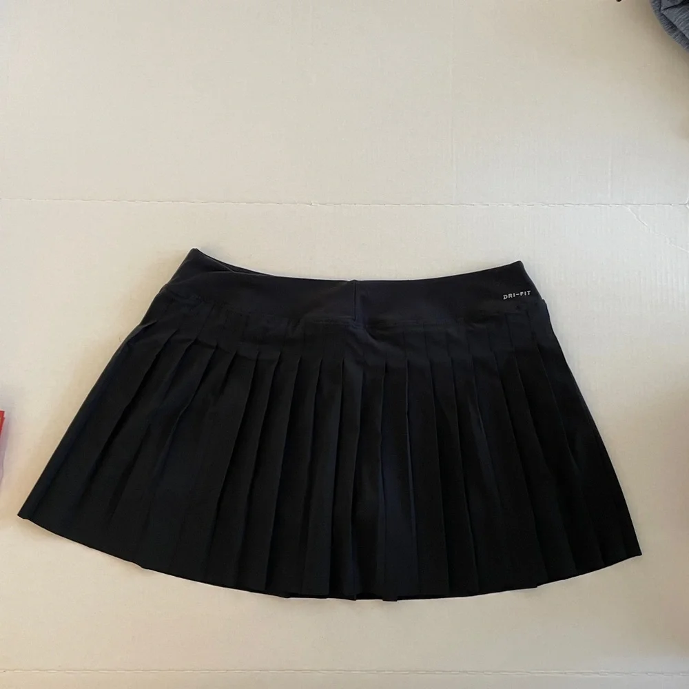 Nike DriFit Skort XL - Picture 2 of 3